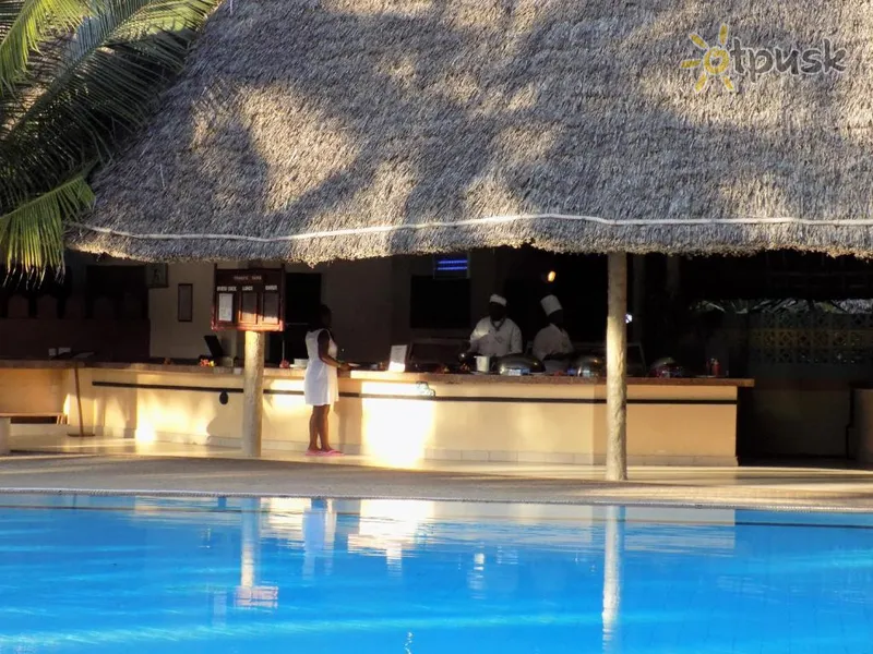 Фото отеля Turtle Bay Beach Club 3* Малинди Кения бары и рестораны