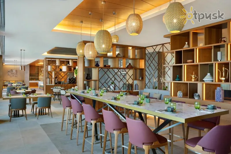 Фото отеля DoubleTree by Hilton Sharjah Waterfront Hotel & Residences 4* Шарджа ОАЭ лобби и интерьер