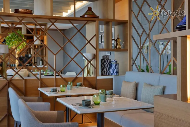 Фото отеля DoubleTree by Hilton Sharjah Waterfront Hotel & Residences 4* Šardža JAE barai ir restoranai