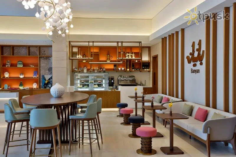 Фото отеля DoubleTree by Hilton Sharjah Waterfront Hotel & Residences 4* Šārdža AAE vestibils un interjers