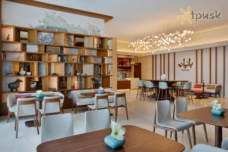 Фото отеля DoubleTree by Hilton Sharjah Waterfront Hotel & Residences 4* Шарджа ОАЭ лобби и интерьер