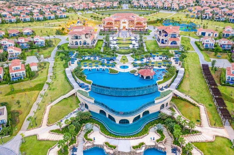 Фото отеля Centara Mirage Beach Resort Mui Ne 5* Phan Thiet Vietnamas išorė ir baseinai