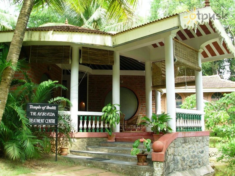 Фото отеля Kairali The Ayurvedic Healing Village 4* Керала Индия экстерьер и бассейны