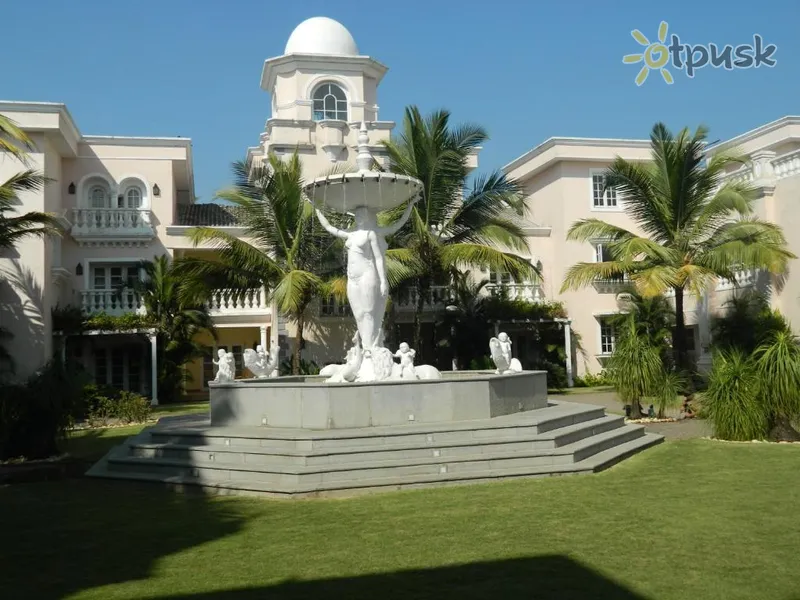 Фото отеля Club Mahindra Emerald Palms Resort Goa 4* Южный Гоа Индия экстерьер и бассейны