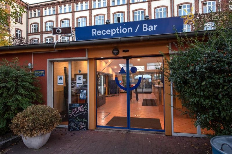 Фото отеля A&O Berlin Friedrichshain 2* Berlīne Vācija экстерьер и бассейны