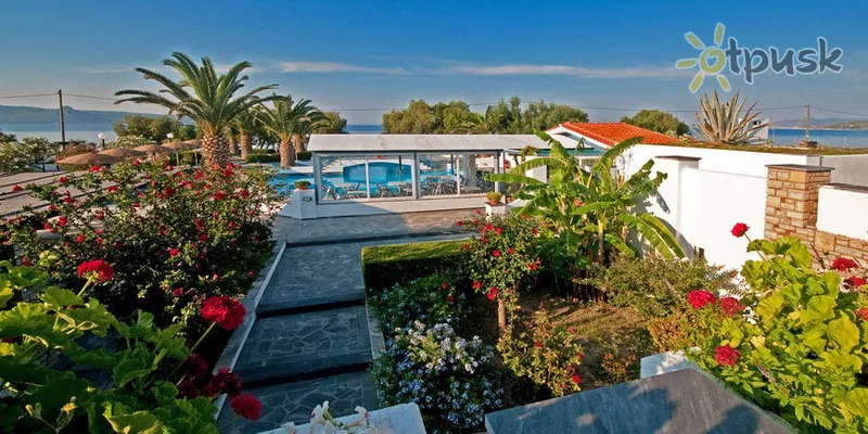 Фото отеля Zefiros Beach Hotel 3* par. Samos Grieķija ārpuse un baseini