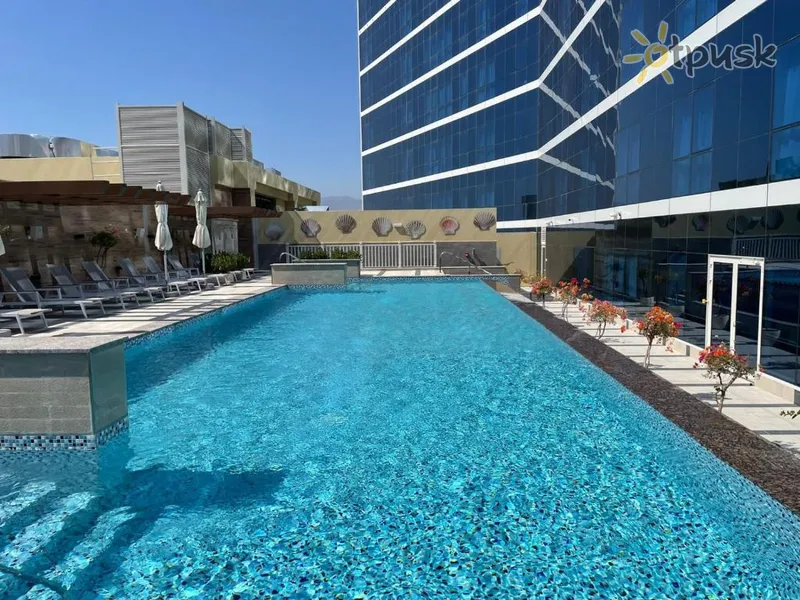 Фото отеля DoubleTree by Hilton Fujairah City 5* Фуджейра ОАЭ экстерьер и бассейны