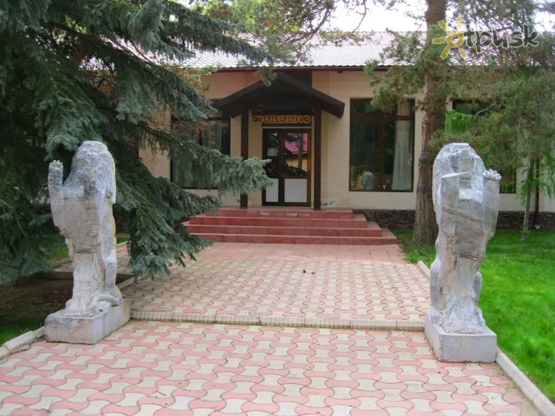 Фото отеля Охотный Двор 2* Issyk-Kul Kirgizstāna ārpuse un baseini