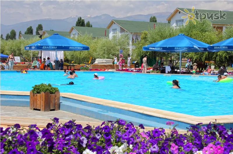 Фото отеля Каприз Отель 3* Cholpon-Ata Kirgizstāna ārpuse un baseini