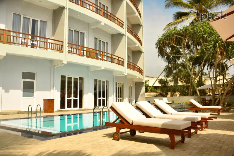 Фото отеля Refresh Blue 4* Хиккадува Шри-Ланка экстерьер и бассейны