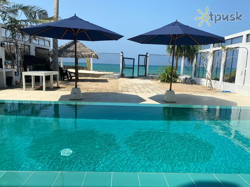 Фото отеля White Sand Villa 4* Хиккадува Шри-Ланка экстерьер и бассейны