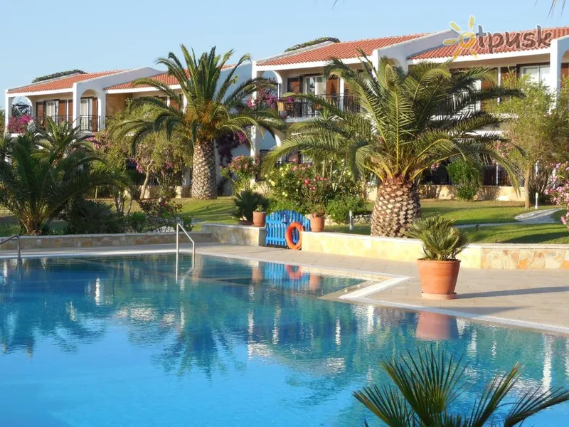 Фото отеля Helidonia Aparthotel 3* Peloponesas Graikija išorė ir baseinai