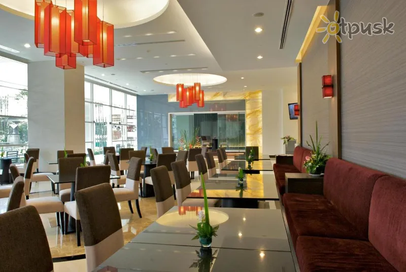 Фото отеля The Narathiwas Hotel & Residence 4* Бангкок Таїланд бари та ресторани