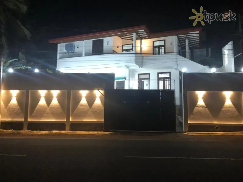 Фото отеля Mirissa Ocean Breeze Hotel 2* Міріса Шрі Ланка екстер'єр та басейни