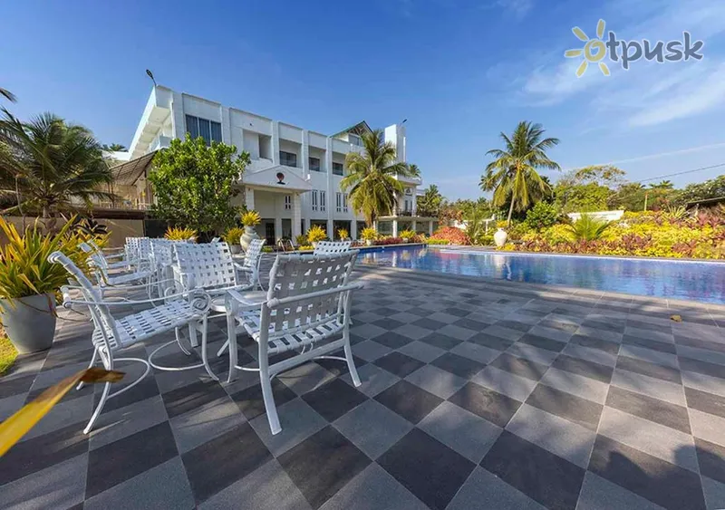 Фото отеля Sea Breeze Hotel 3* Амбалангода Шри-Ланка экстерьер и бассейны