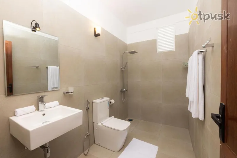 Фото отеля Palazzo Beach 3* Хиккадува Шри-Ланка экстерьер и бассейны