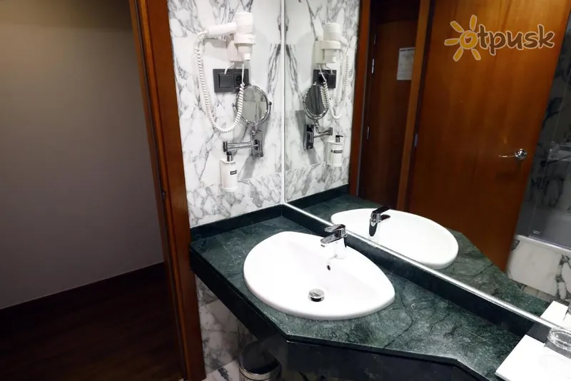 Фото отеля Travelodge Madrid Coslada Airport 3* Мадрид Іспанія екстер'єр та басейни