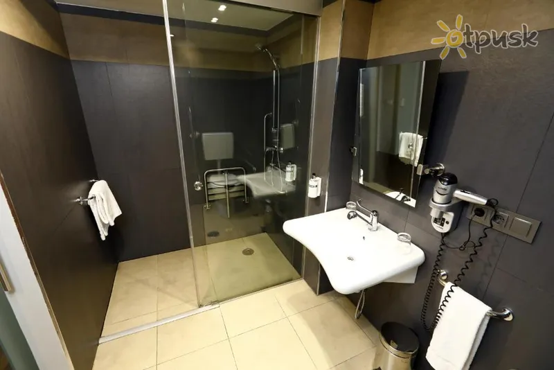 Фото отеля Travelodge Madrid Coslada Airport 3* Мадрид Іспанія екстер'єр та басейни