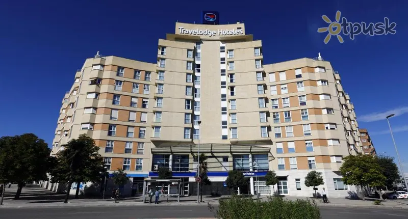 Фото отеля Travelodge Madrid Coslada Airport 3* Мадрид Іспанія екстер'єр та басейни