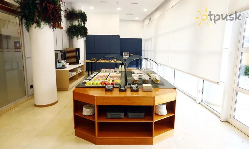 Фото отеля Travelodge Madrid Coslada Airport 3* Мадрид Іспанія екстер'єр та басейни