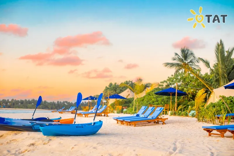 Фото отеля The Maverick Surf & Dive Lodge 3* Лааму Атолл Мальдивы пляж