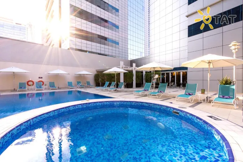 Фото отеля Premier Inn Abu Dhabi Capital Centre 3* Abu Dabis JAE išorė ir baseinai