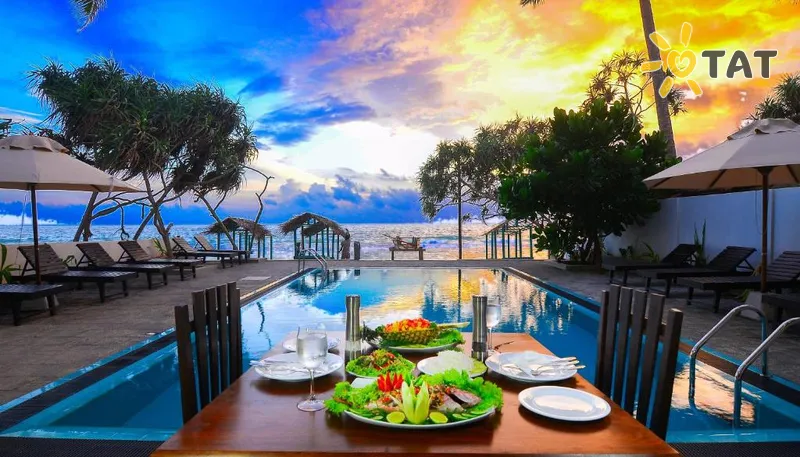 Фото отеля At Ease Beach Hotel 3* Hikaduva Šrilanka ārpuse un baseini