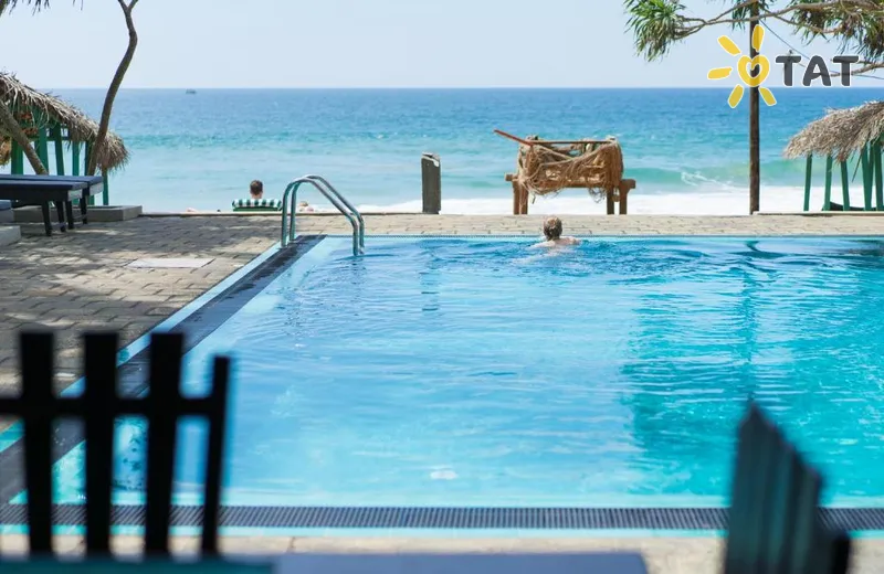 Фото отеля At Ease Beach Hotel 3* Hikaduva Šrilanka ārpuse un baseini