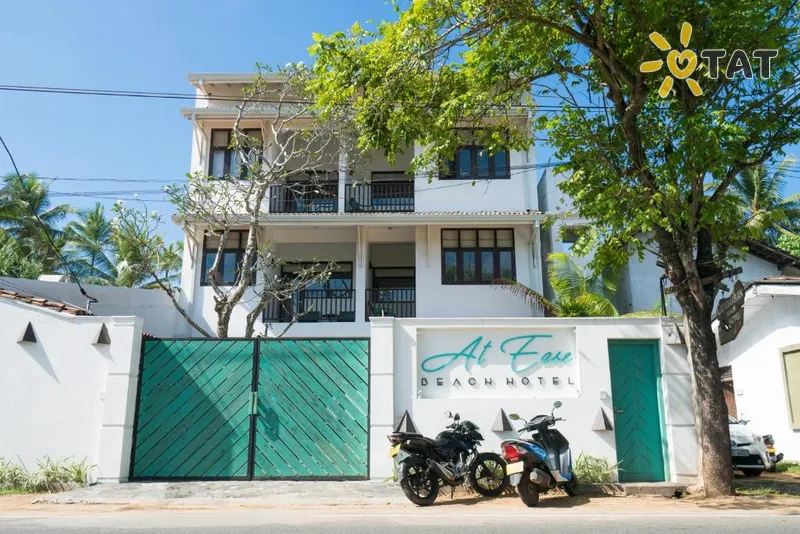 Фото отеля At Ease Beach Hotel 3* Hikaduva Šrilanka ārpuse un baseini