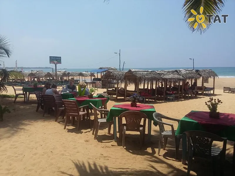 Фото отеля Universal Beach Hotel 2* Хиккадува Шри-Ланка бары и рестораны