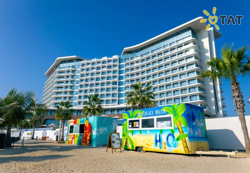 Фото отеля Hampton by Hilton Marjan Island 4* Рас Аль-Хайма ОАЭ экстерьер и бассейны
