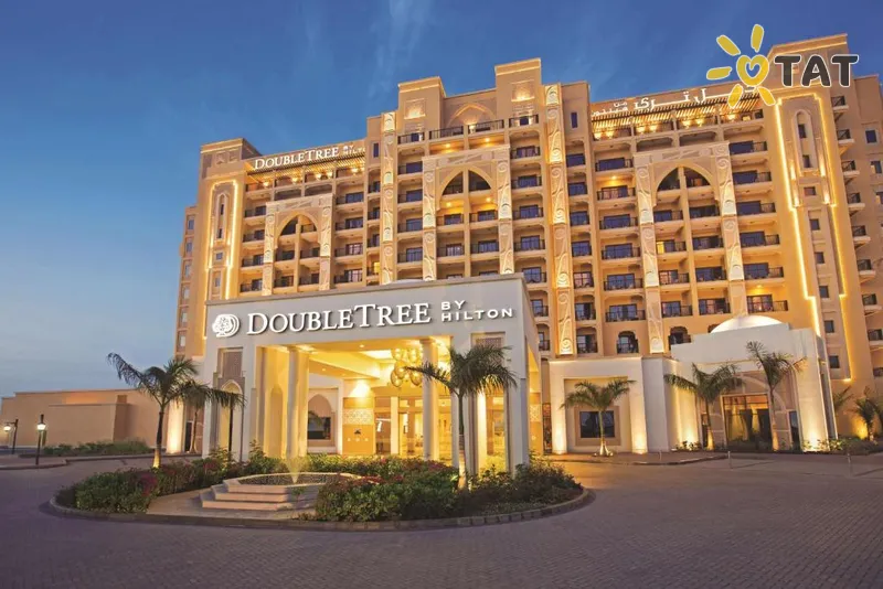 Фото отеля DoubleTree by Hilton Resort & Spa Marjan Island 5* Рас Аль-Хайма ОАЭ экстерьер и бассейны