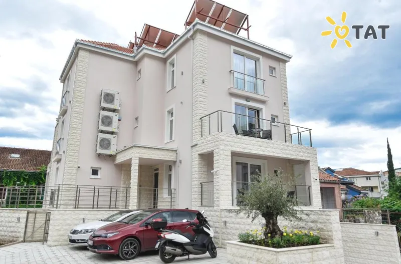 Фото отеля L Palace Apartaments 4* Budva Juodkalnija išorė ir baseinai