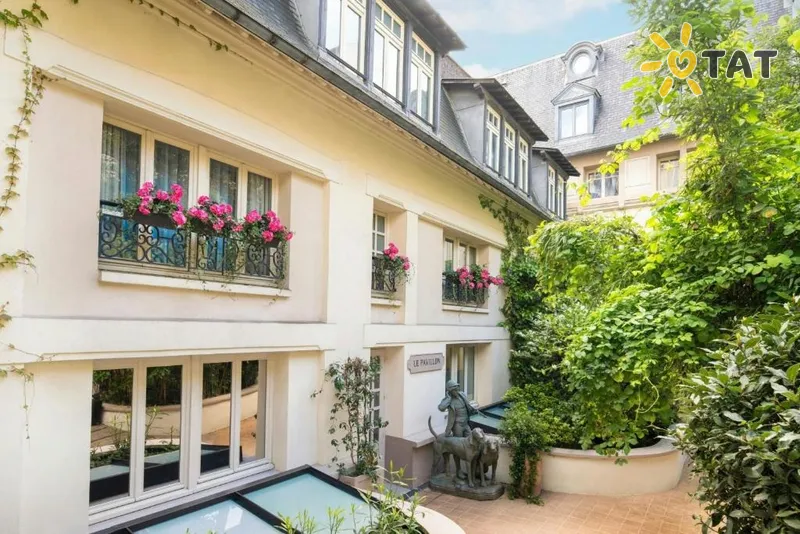 Фото отеля Renaissance Paris Le Parc Trocadero Tour Eiffel Hotel 4* Париж Франція екстер'єр та басейни