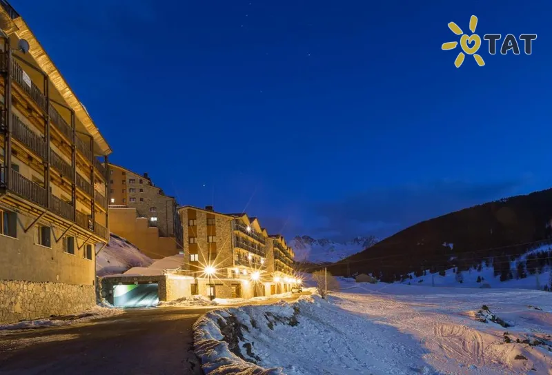 Фото отеля Pierre & Vacances Andorra Bordes d’Envalira 3* Kanillo Andora ārpuse un baseini