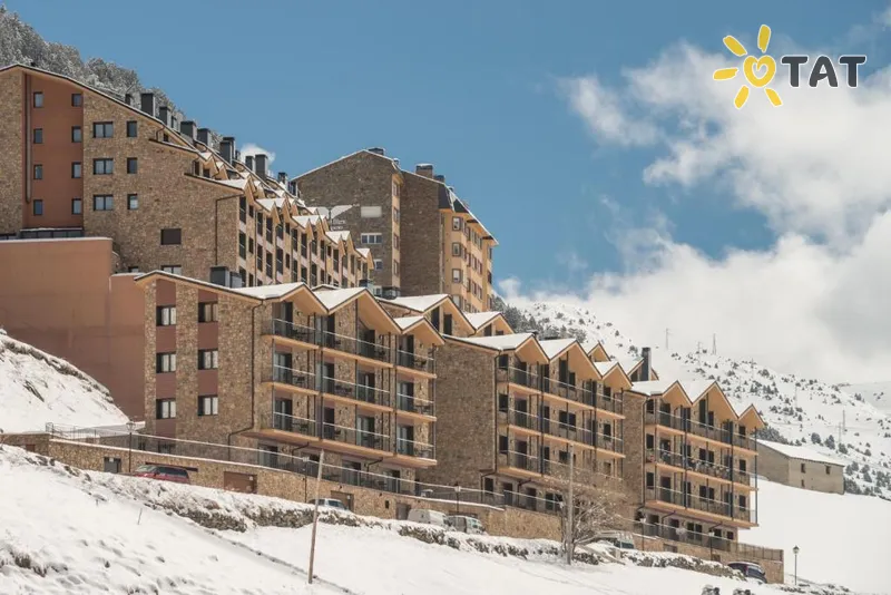 Фото отеля Pierre & Vacances Andorra Bordes d’Envalira 3* Kanillo Andora ārpuse un baseini