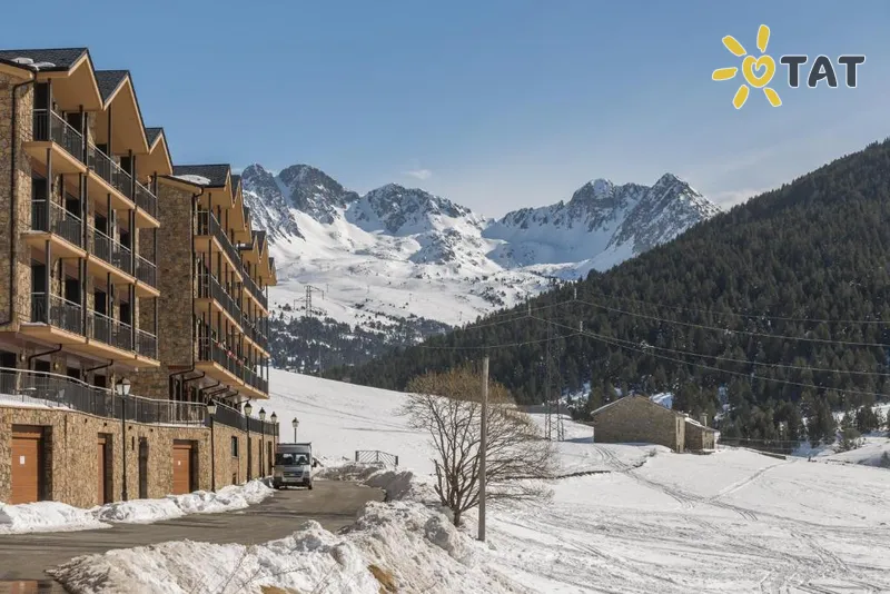 Фото отеля Pierre & Vacances Andorra Bordes d’Envalira 3* Kanillo Andora ārpuse un baseini