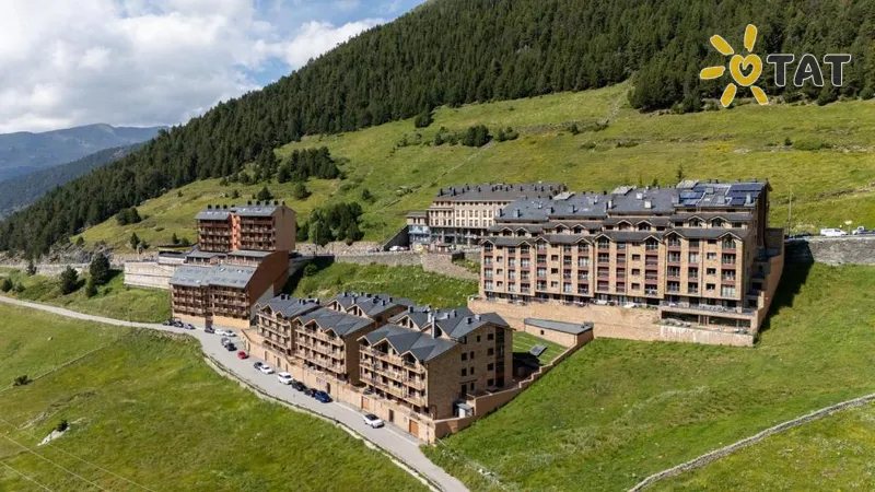 Фото отеля Pierre & Vacances Andorra Bordes d’Envalira 3* Kanillo Andora ārpuse un baseini