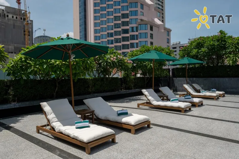 Фото отеля Maitria Hotel Sukhumvit 18 Bangkok – A Chatrium Collection 4* Бангкок Таиланд экстерьер и бассейны