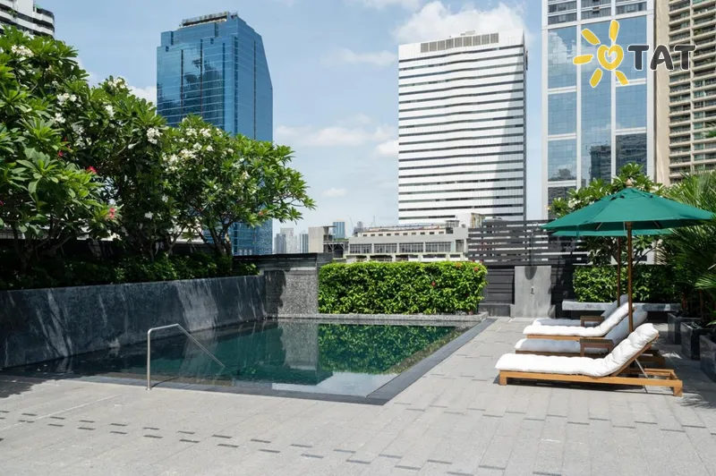 Фото отеля Maitria Hotel Sukhumvit 18 Bangkok – A Chatrium Collection 4* Бангкок Таиланд экстерьер и бассейны