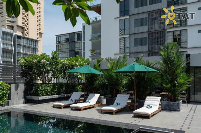 Фото отеля Maitria Hotel Sukhumvit 18 Bangkok – A Chatrium Collection 4* Бангкок Таиланд экстерьер и бассейны