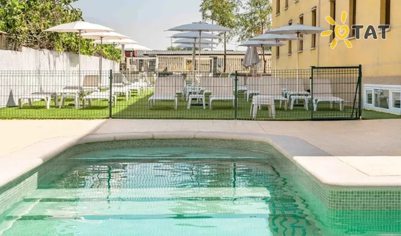 Фото отеля Checkin Madrid Mostoles 4* Madride Spānija ārpuse un baseini