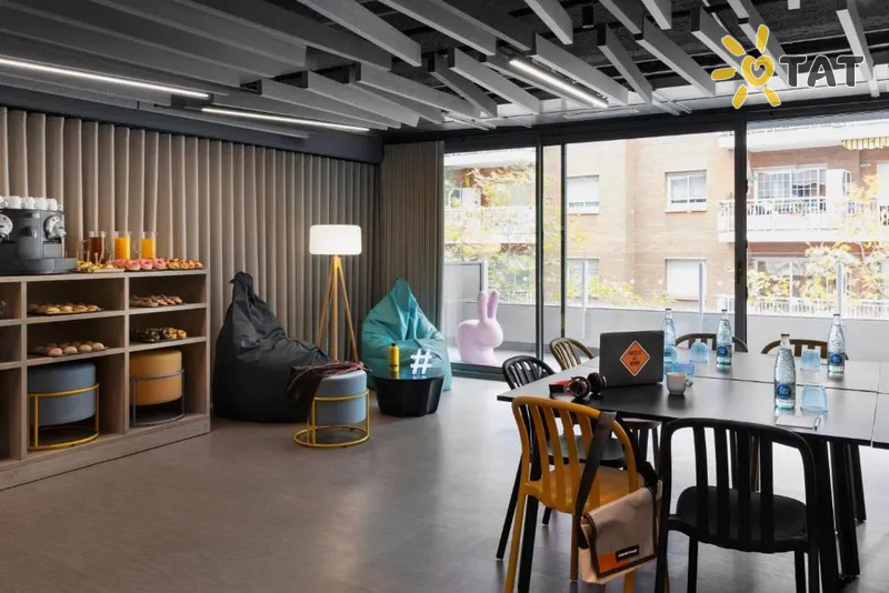 Фото отеля Moxy Hotel Barcelona 4* Барселона Испания экстерьер и бассейны