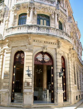 Raquel Hotel