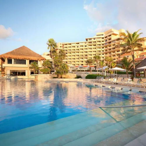 Wyndham Grand Cancun Resort & Villas